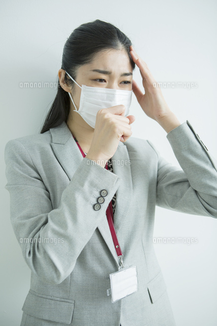 マスクをした30代女性会社員
(c)absodels RF