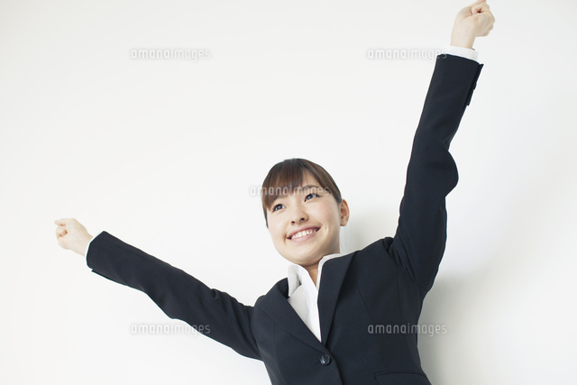 ガッツポーズをするスーツ姿の20代女性
(c)absodels RF
