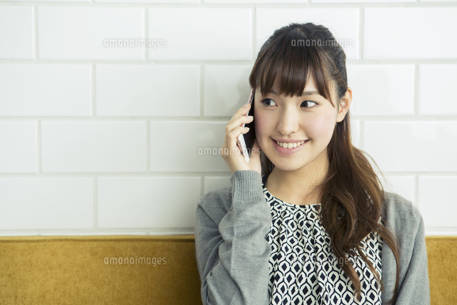 部屋で電話をする20代女性
(c)absodels RF