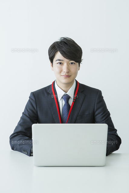 スーツ姿の20代男性
(c)absodels RF