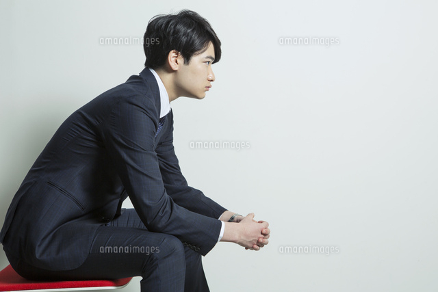 スーツ姿の20代男性横向き
(c)absodels RF