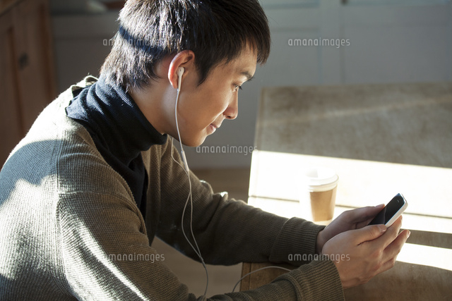 スマホで音楽を聴く20代男性
(c)absodels RF