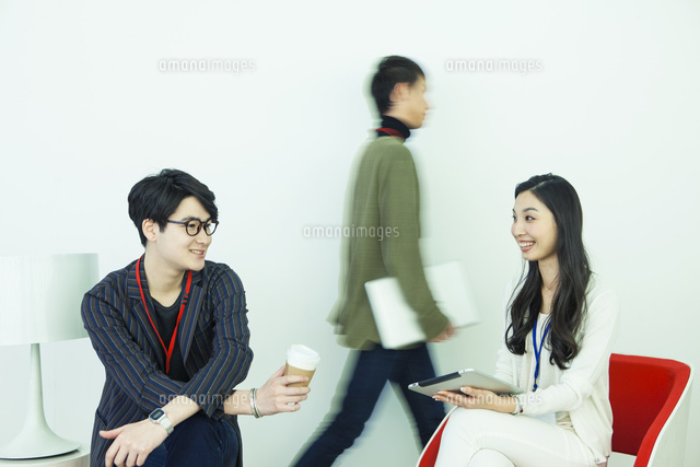 20代男女3人の仕事風景
(c)absodels RF