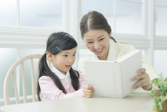 本を読む笑顔の親子
(c)absodels RF