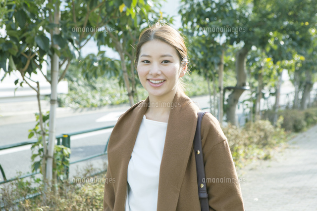 外を歩く笑顔の20代女性
(c)absodels RF
