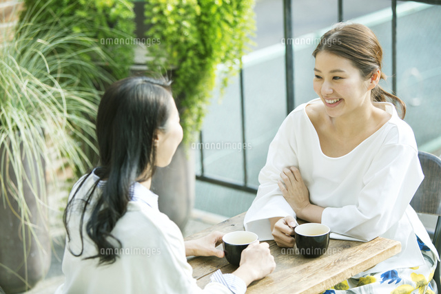 テラス席に座り話す女性2人
(c)absodels RF