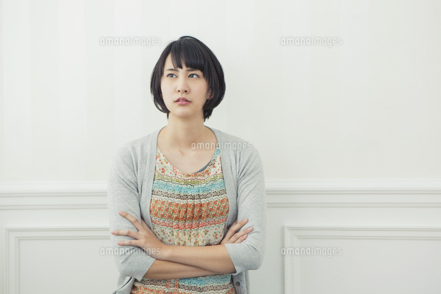 腕を組み考える20代女性
(c)absodels RF