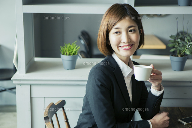休憩中のスーツ姿の20代女性
(c)absodels RF