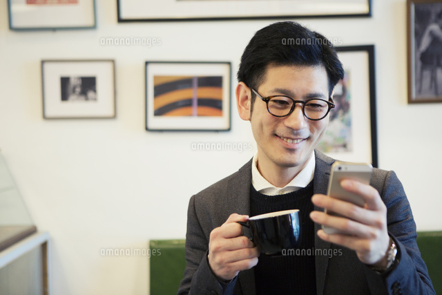 カフェでスマホを見る30代男性
(c)absodels RF