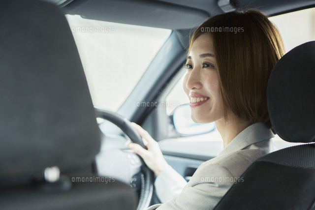 車を運転する笑顔の20代女性
(c)absodels RF