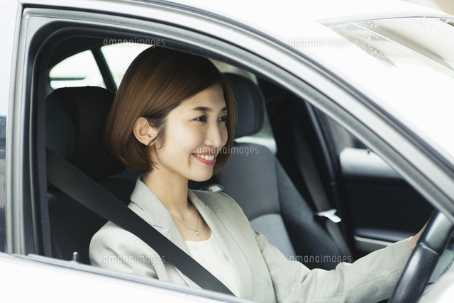 車を運転する笑顔の20代女性
(c)absodels RF