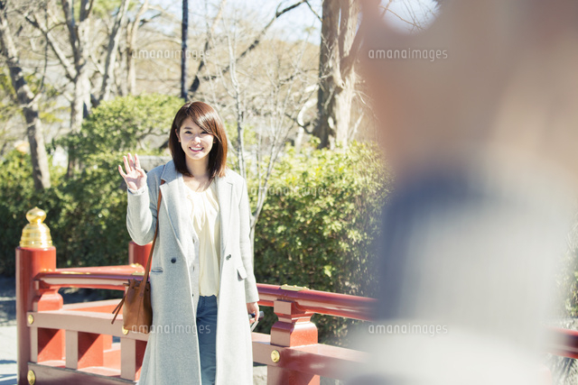 待ち合わせ場所で手を振る20代女性
(c)absodels RF