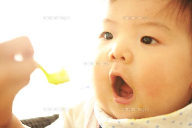 ごはんを食べる赤ちゃん
(c)Tetsu/a.collectionRF