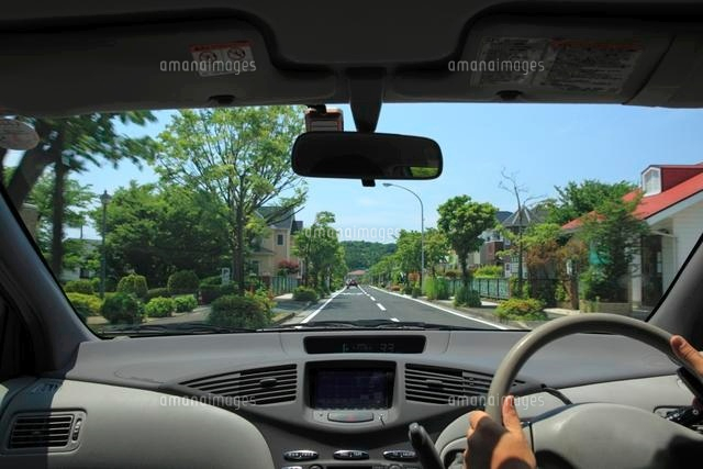 住宅街を走る車の運転席からの眺め
(c)spo/a.collectionRF