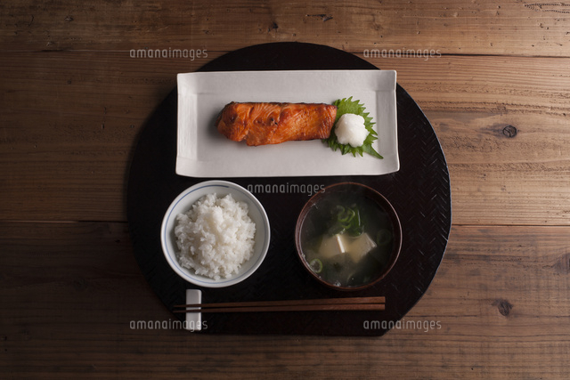 焼き鮭とみそ汁の朝ご飯
(c)carafe/a.collectionRF