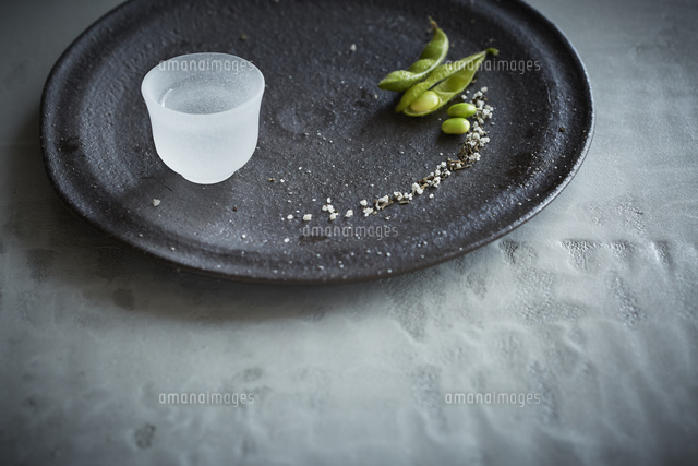 枝豆の八寸と箸
(c)IDC/a.collectionRF