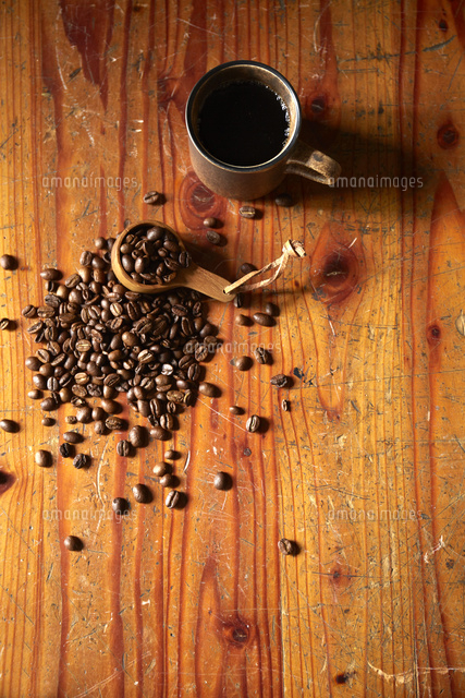カップに入ったコーヒーとコーヒー豆
(c)IDC/a.collectionRF