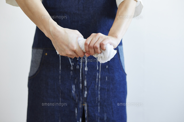 白い雑巾を絞る女性の手
(c)IDC/a.collectionRF