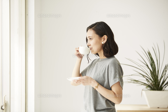 窓辺にたたずみコーヒーを飲む女性
(c)IDC/a.collectionRF