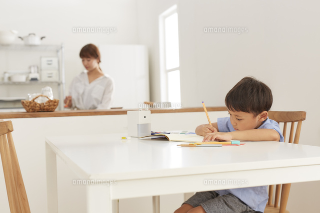 キッチンでお弁当を作る女性とダイニングで勉強する男の子
(c)IDC/a.collectionRF