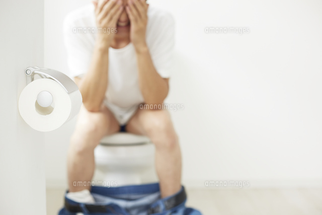 トイレットペーパーと顔を覆う男性
(c)IDC/a.collectionRF