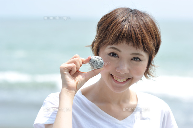石を持って笑っている女性
(c)MASAHIRO TSURUGI/a.collectionRF