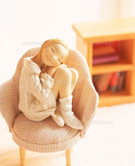 椅子に座り部屋で寛ぐ女性のクラフト
(c)PRESS AND ARTS/a.collectionRF