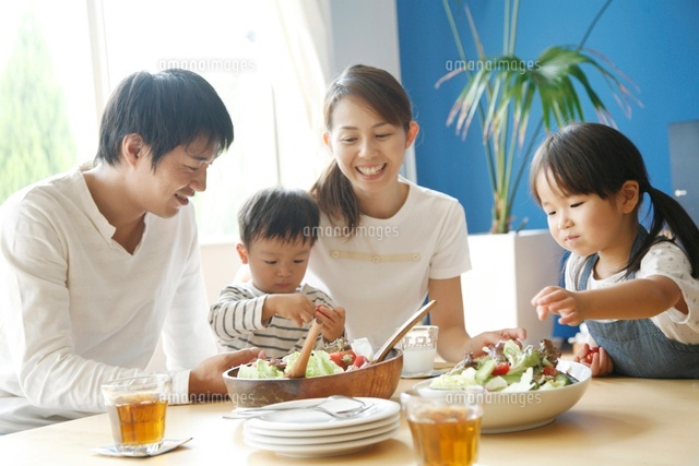 食事をする4人家族
(c)PRESS AND ARTS/a.collectionRF