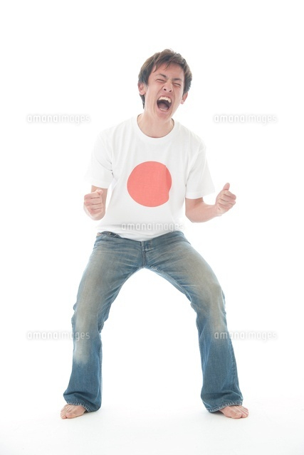 日の丸Tシャツを着た若い男性
(c)PRESS AND ARTS/a.collectionRF