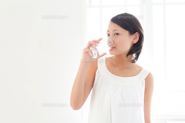 コップの水を飲む女性
(c)PRESS AND ARTS/a.collectionRF