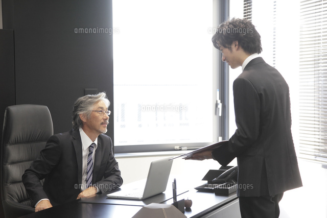 部下の報告を受けるミドルビジネスマン
(c)PRESS AND ARTS/a.collectionRF