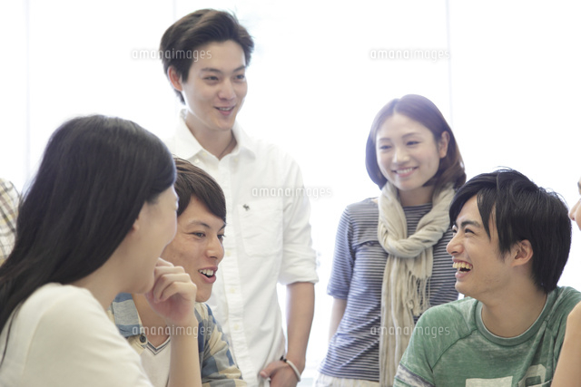 ゼミ教室でディスカッションする複数の男女大学生
(c)PRESS AND ARTS/a.collectionRF