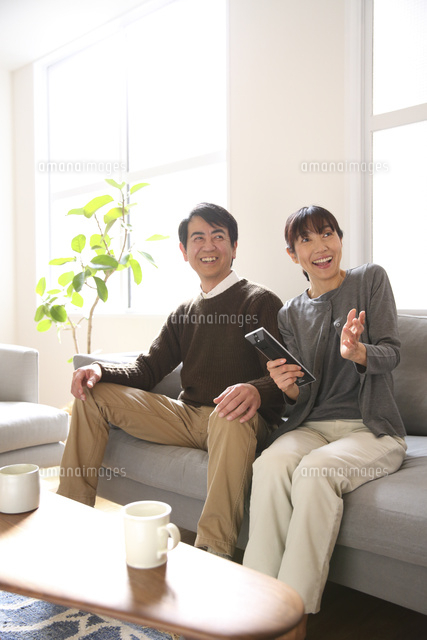 リビングでテレビを観るミドルカップル
(c)PRESS AND ARTS/a.collectionRF