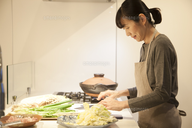 夕食の支度をするミドル女性
(c)PRESS AND ARTS/a.collectionRF