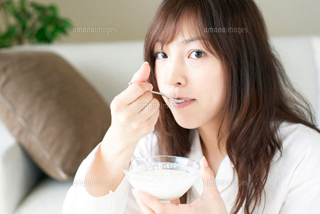 ヨーグルトを食べる女性
(c)Opus/a.collectionRF