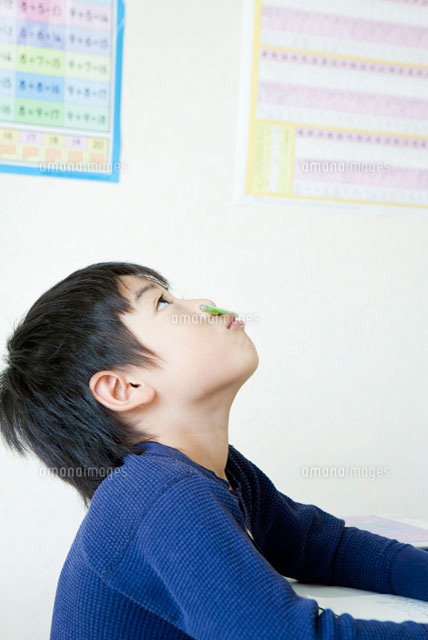 上を見上げて問題を考える男の子
(c)Opus/a.collectionRF
