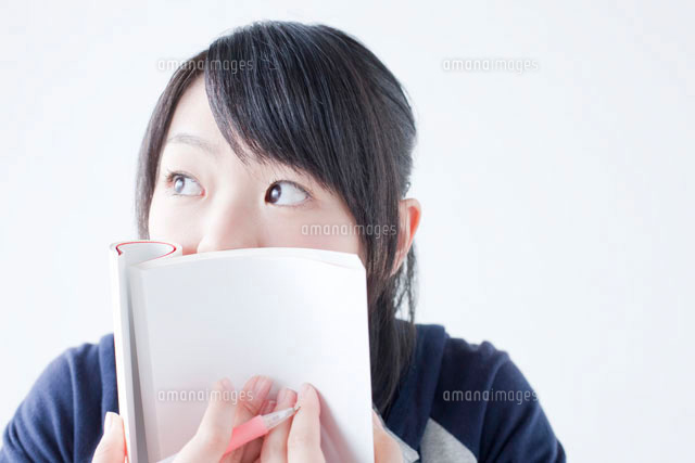 本で口を隠す女子高校生
(c)Opus/a.collectionRF