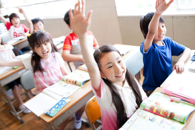 元気良く手を上げる小学生たち
(c)Opus/a.collectionRF
