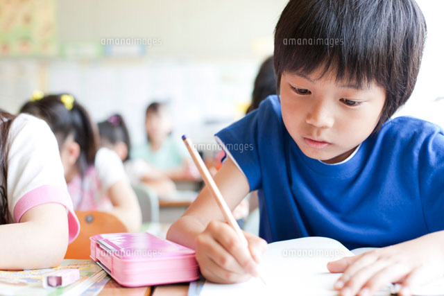 真剣な表情で勉強する男の子
(c)Opus/a.collectionRF