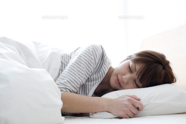 ベッドで眠る女性
(c)STUDIO TEC/a.collectionRF