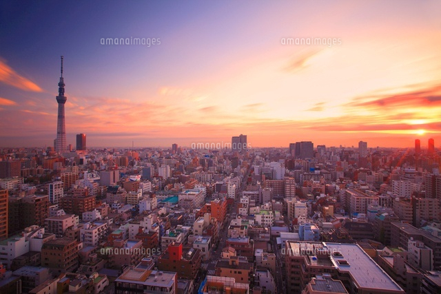 朝日と流れる雲と東京スカイツリーと下町両国の街並
(c)Mitsushi Okada/a.collectionRF