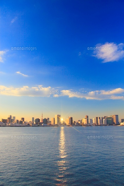 東京タワーと夕日に輝くベイエリアのビル群
(c)Mitsushi Okada/a.collectionRF