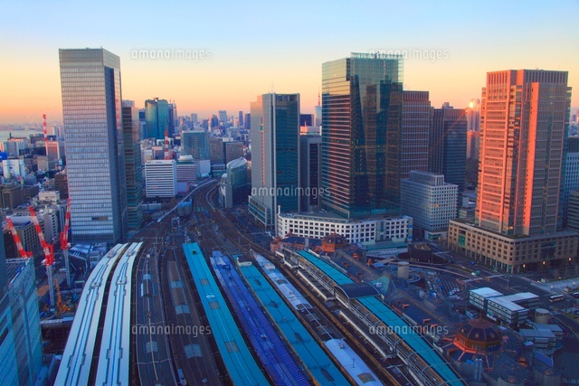 東京駅と電車と丸の内の都心のビル群,朝
(c)Mitsushi Okada/a.collectionRF