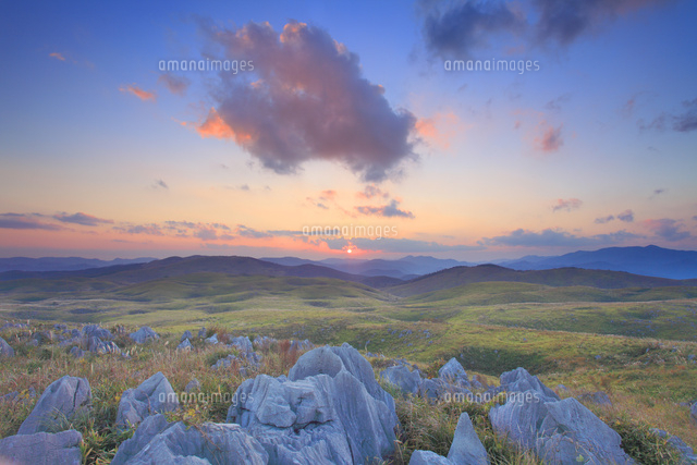 冠山から望むカルスト台地と龍護峰と雁飛山などの山並みと夕日
(c)Mitsushi Okada/a.collectionRF