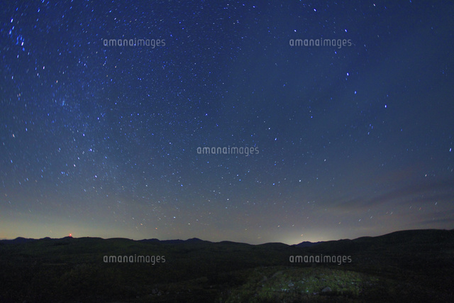 カルスト展望台から望む桂木山などの山並みと星空
(c)Mitsushi Okada/a.collectionRF