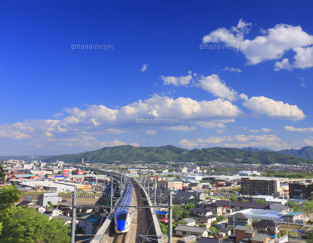 北陸新幹線E7系と上田市街と蓼科山
(c)Mitsushi Okada/a.collectionRF