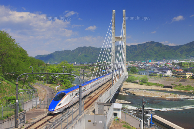 北陸新幹線E7系と千曲川と第2千曲川鉄道橋と上田市街遠望
(c)Mitsushi Okada/a.collectionRF