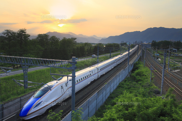 北陸新幹線E7系と夕日
(c)Mitsushi Okada/a.collectionRF