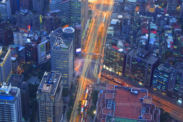台北101展望台から望む基隆路と信義路の交差点の夕夜景
(c)Mitsushi Okada/a.collectionRF