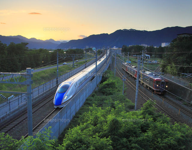 北陸新幹線E7系としなの鉄道の電車の夕景
(c)Mitsushi Okada/a.collectionRF